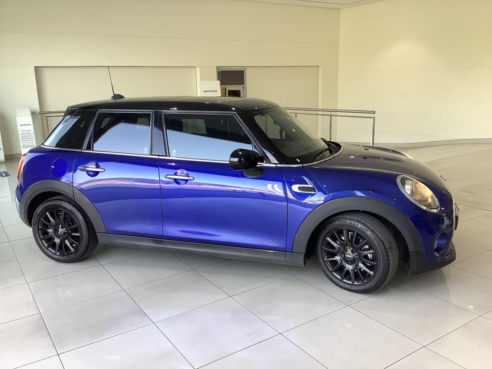 Lyalonga Mini Cooper atulanditha mo Namibia