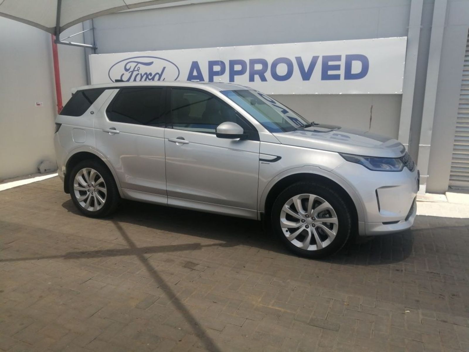 Lyalonga Land Rover Discovery atulanditha mo Namibia